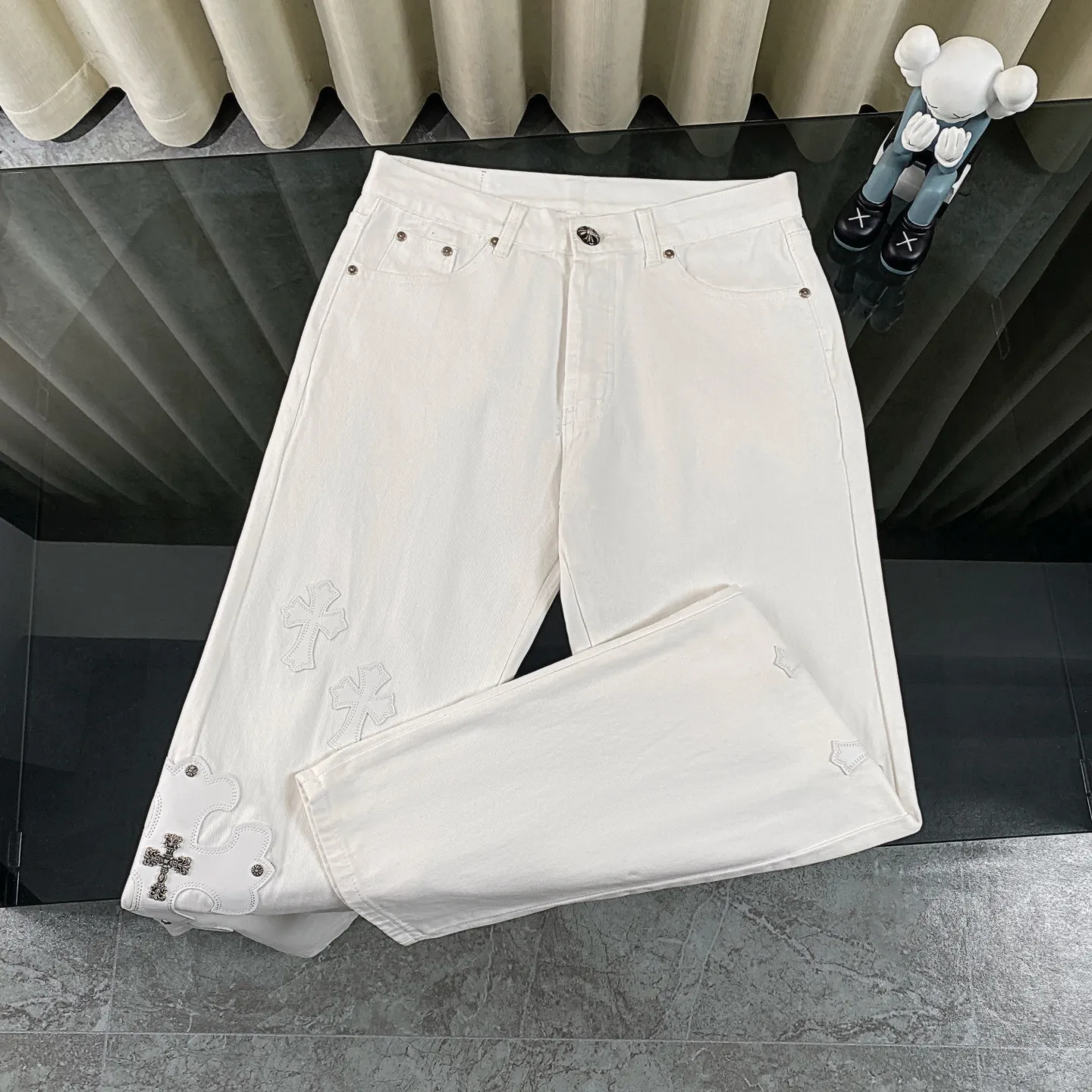 P270 chrome hearts new style white leather jeans vi Top heavy industry fashionable design] Consistent high street luxury style creation. Speaking of this style, the Zangyin family and GU family are definitely the leading representative brands. Especially the Zangyin family has really achieved a state-of-the-art effect in creating high street style. The unique washed material is used to create this style. The color system is quite eye-catching. After it is decorated with patchwork cross flowers, it cleverly highlights the charm of the brand. Secondly, this style uses classic The classic high-waist cutting design highlights the long legs and fashionable temperament of the upper body. The brand is highly recognizable and the slim fit configuration is more suitable for daily wear. It is a product that interprets personality, fashion, and specifications at a glance. This single product is enough to make any fan excited. It can be a white T-shirt for youthful preppy style, or a tight suspender for lady style. It has strong matching ability and can be easily controlled by men.  [Materials and craftsmanship] Needless to say, this point goes without saying. As an excellent craftsman brand, Zangyin’s requirements for details and craftsmanship are really perfect. The washed color of this model has gone through so many processes, not to mention the embellishment of denim appliques. It is also purely hand-made and sewn. Just like what they believe in, only hand-made things have soul and have the meaning of wear. A top-notch heavy-duty fashionable denim item, I look forward to your perfect interpretation! !  Size:28-36